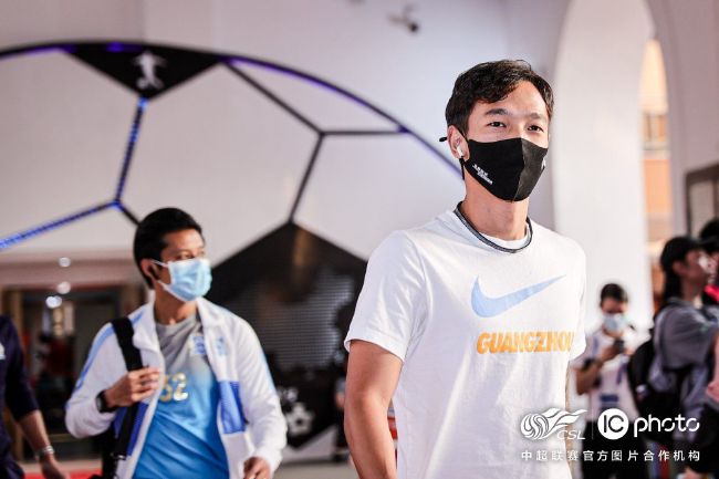 比赛开始，双方火力全开大打对攻，比分交替领先，宁波外线开火，山东不断冲击篮筐拿分强势回应，次节宁波命中率骤降，山东稳定输出取得两位数优势，半场战罢山东64-53领先11分。